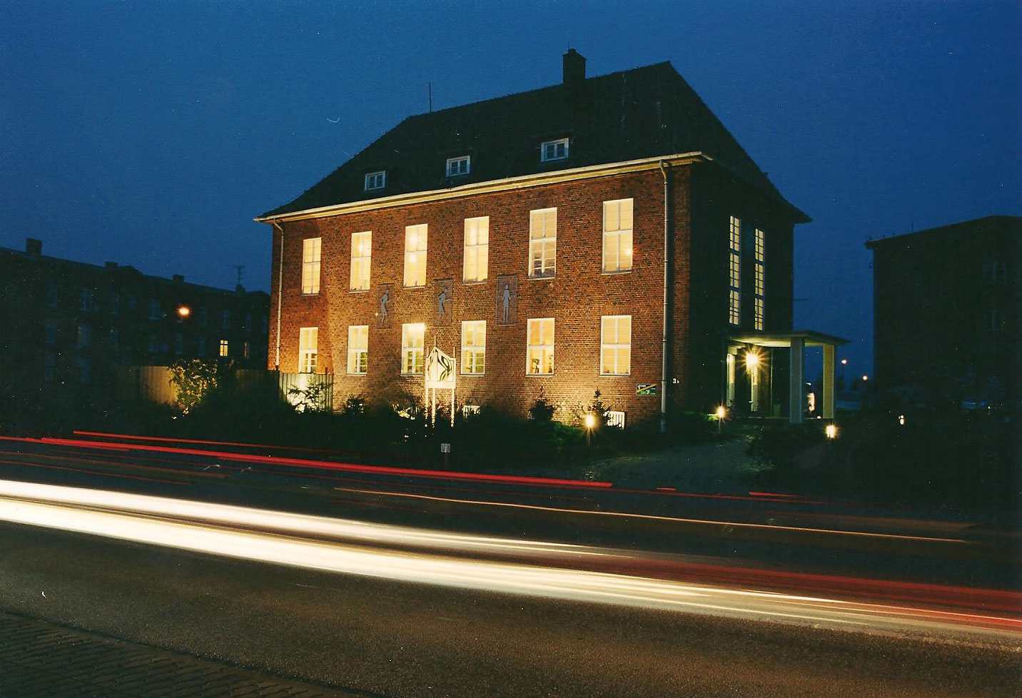 Das Fitnessstudio Physiodomus in Wismar in der alten Zuckerfabrik von Wismar in der Frontansicht bei Nacht